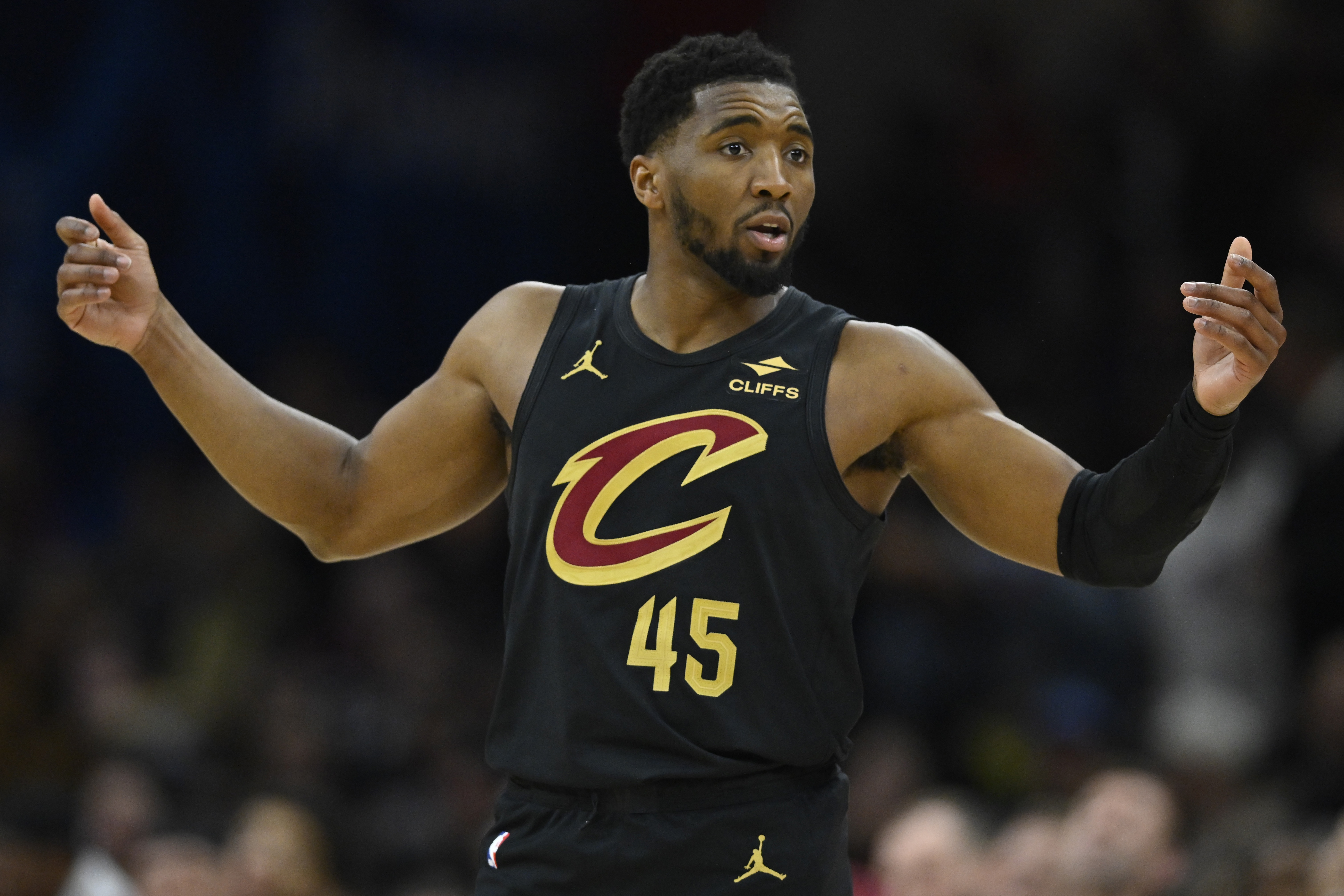 欧冠手机直播-再加把劲儿！米切尔半场首发17分钟 13中6&amp;三分4中1砍16分2板