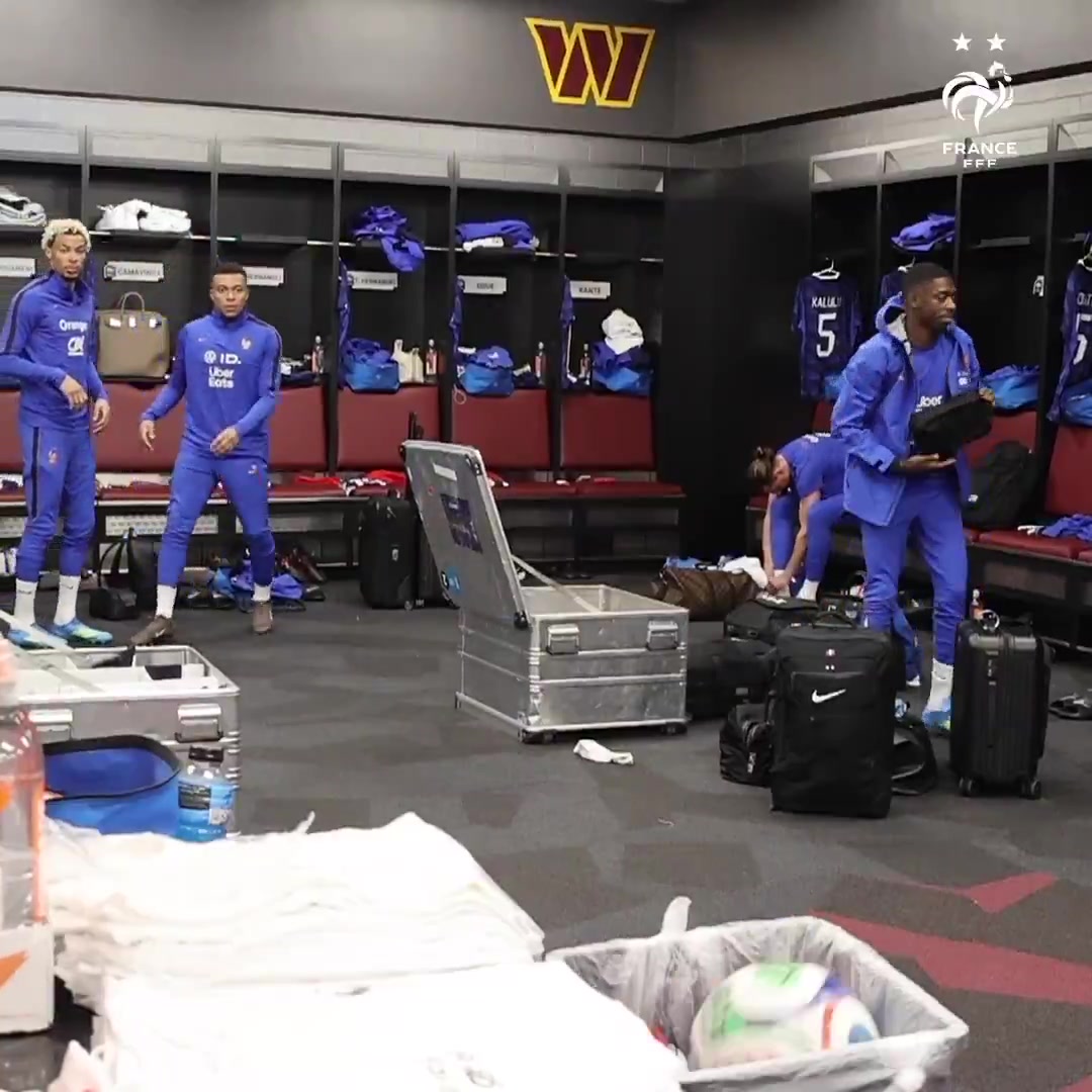 欧冠直播下载-😅姆三岁？姆巴佩更衣室投篮命中瞬间狂喜，现场表演魔性舞蹈